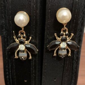 Nwt black crystals and faux pearls bee earring